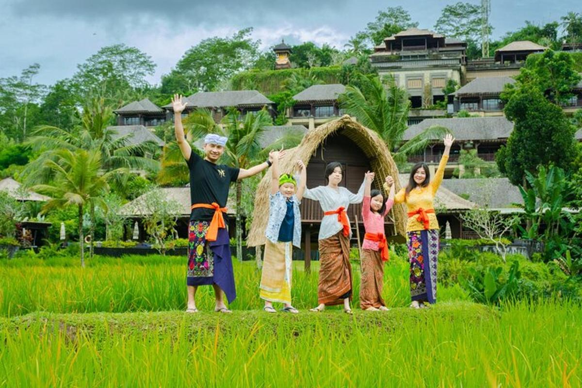một nhóm người đứng trên cánh đồng với hai tay giơ lên