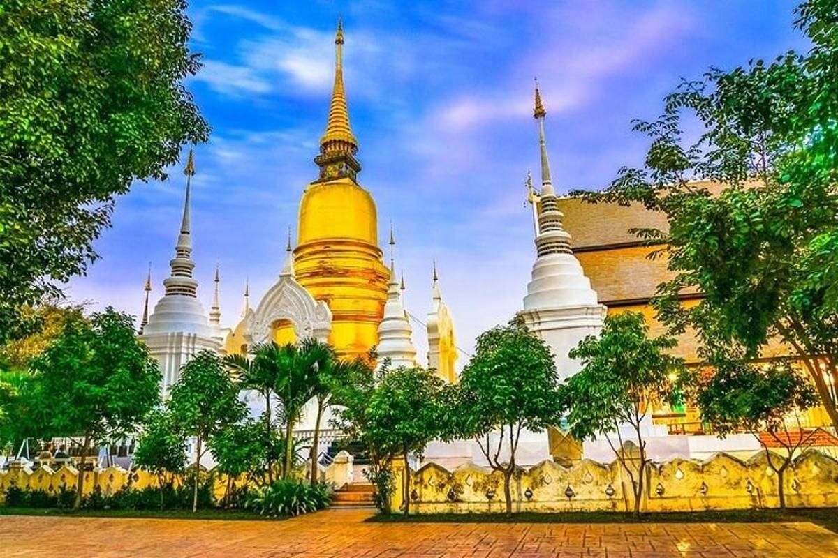 một ngôi đền với mái vòm màu vàng và trắng cùng cây cối