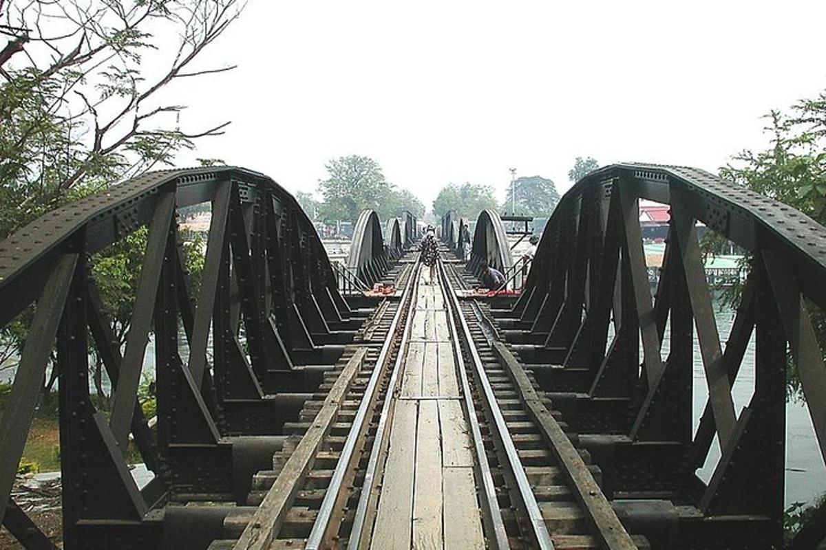 landasan kereta api di atas jambatan di atas sungai