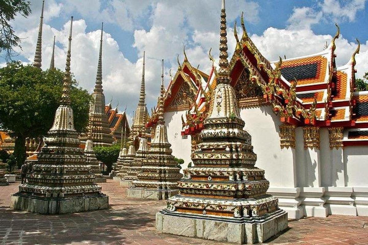 Un grupo de pagodas blancas frente a un edificio.