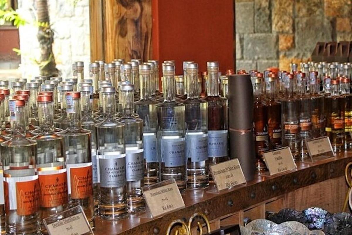 ένα σωρό μπουκάλια αλκοόλ σε ένα ράφι