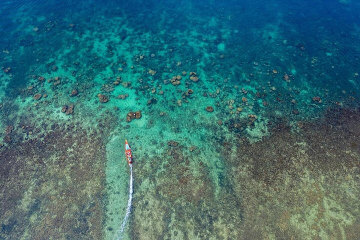 Una vista aérea del océano con un barco en el agua.