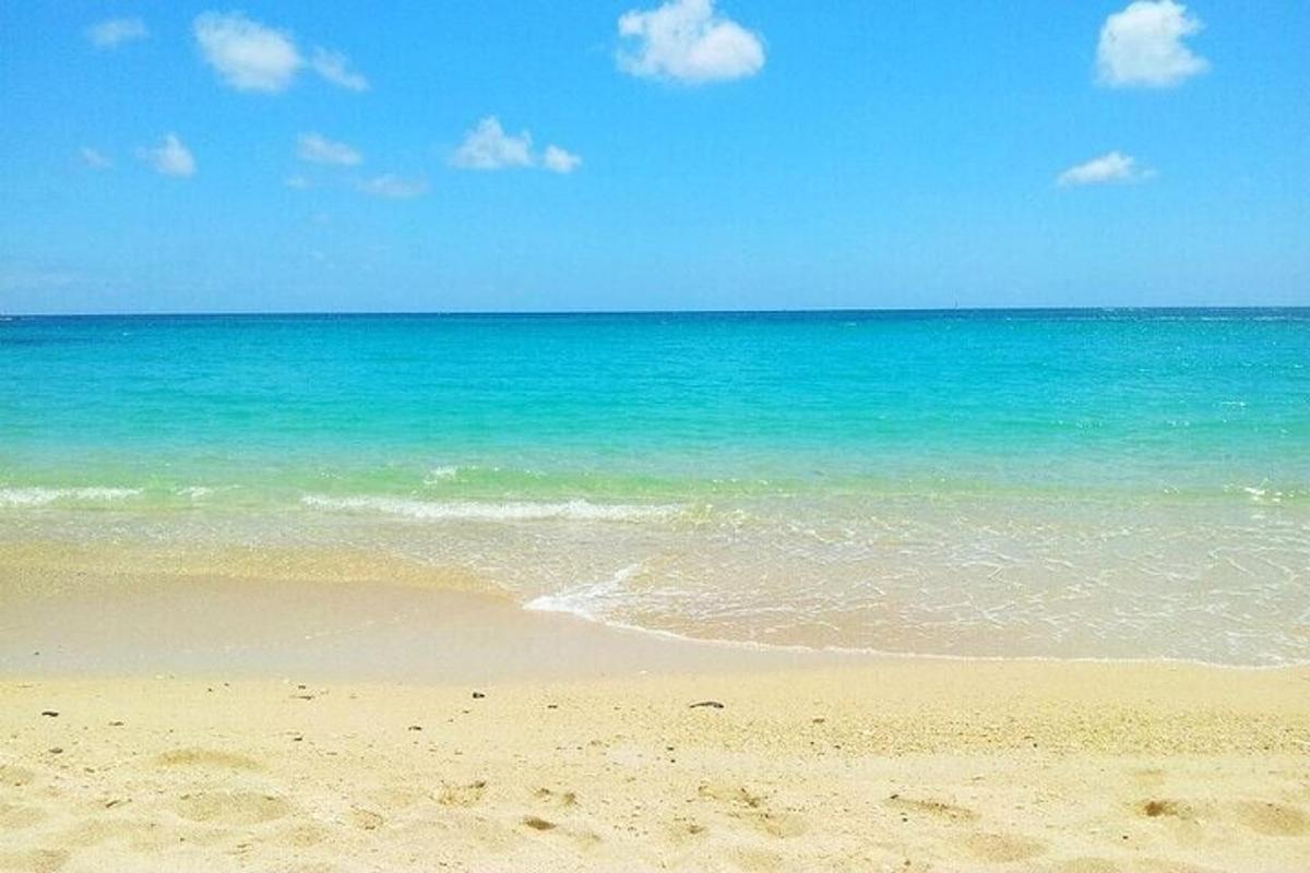 una playa con el océano y agua azul
