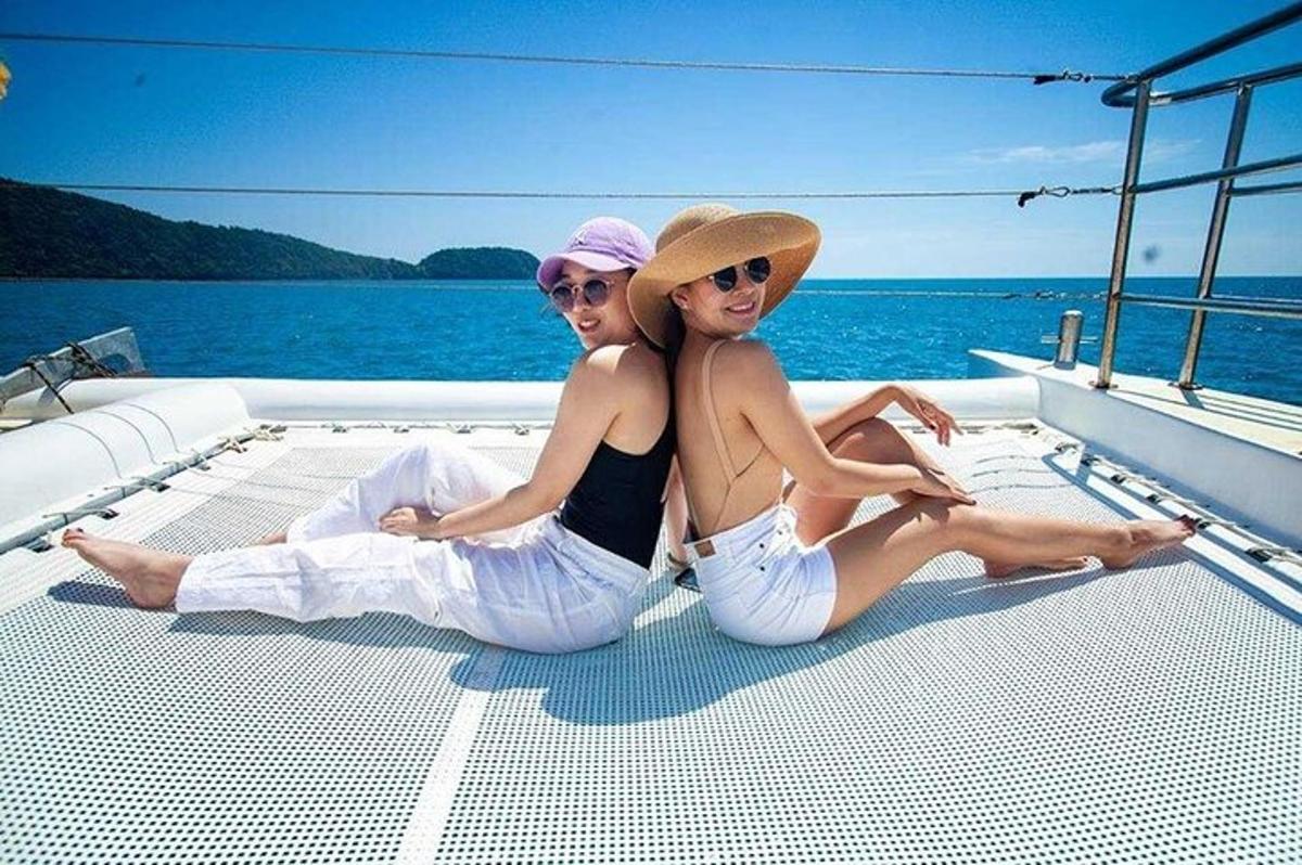 dos personas sentadas en la parte trasera de un barco