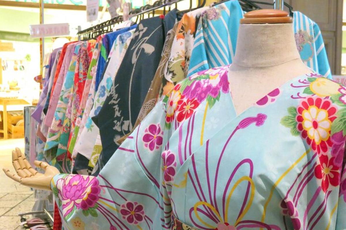 Un montón de camisas en un perchero en una tienda
