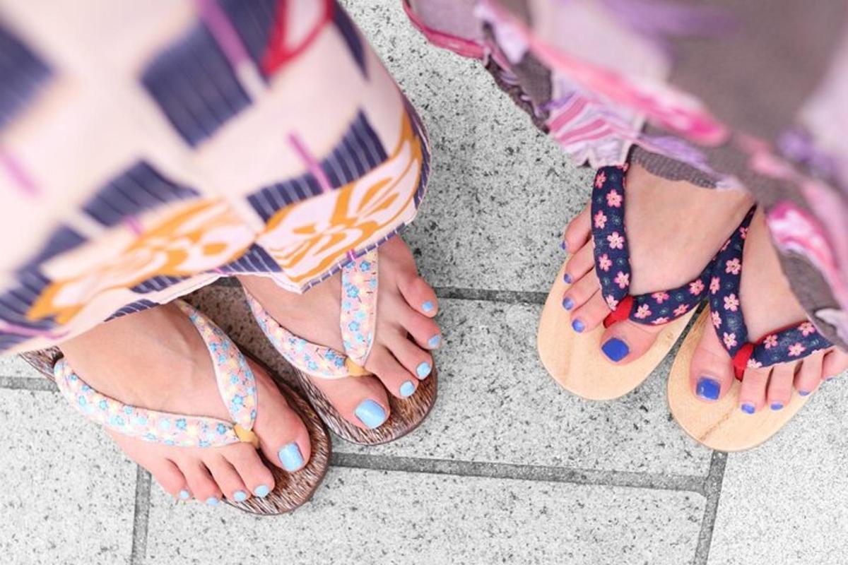 una mujer que lleva chanclas y un par de zapatos