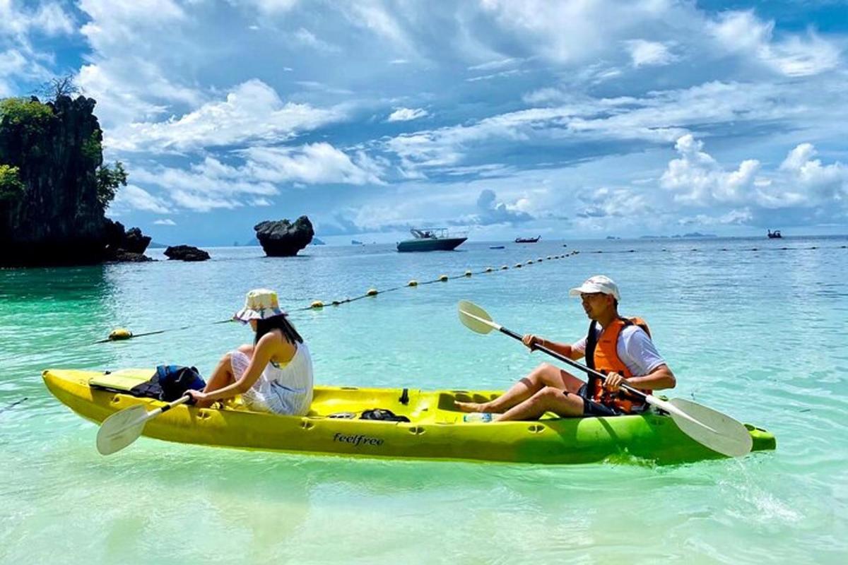 hai người trên chiếc thuyền kayak màu vàng trên biển