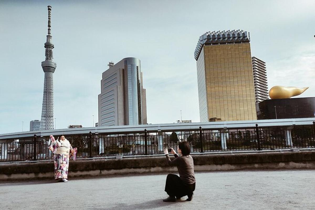 Una mujer tomando una fotografía de dos personas en una ciudad.