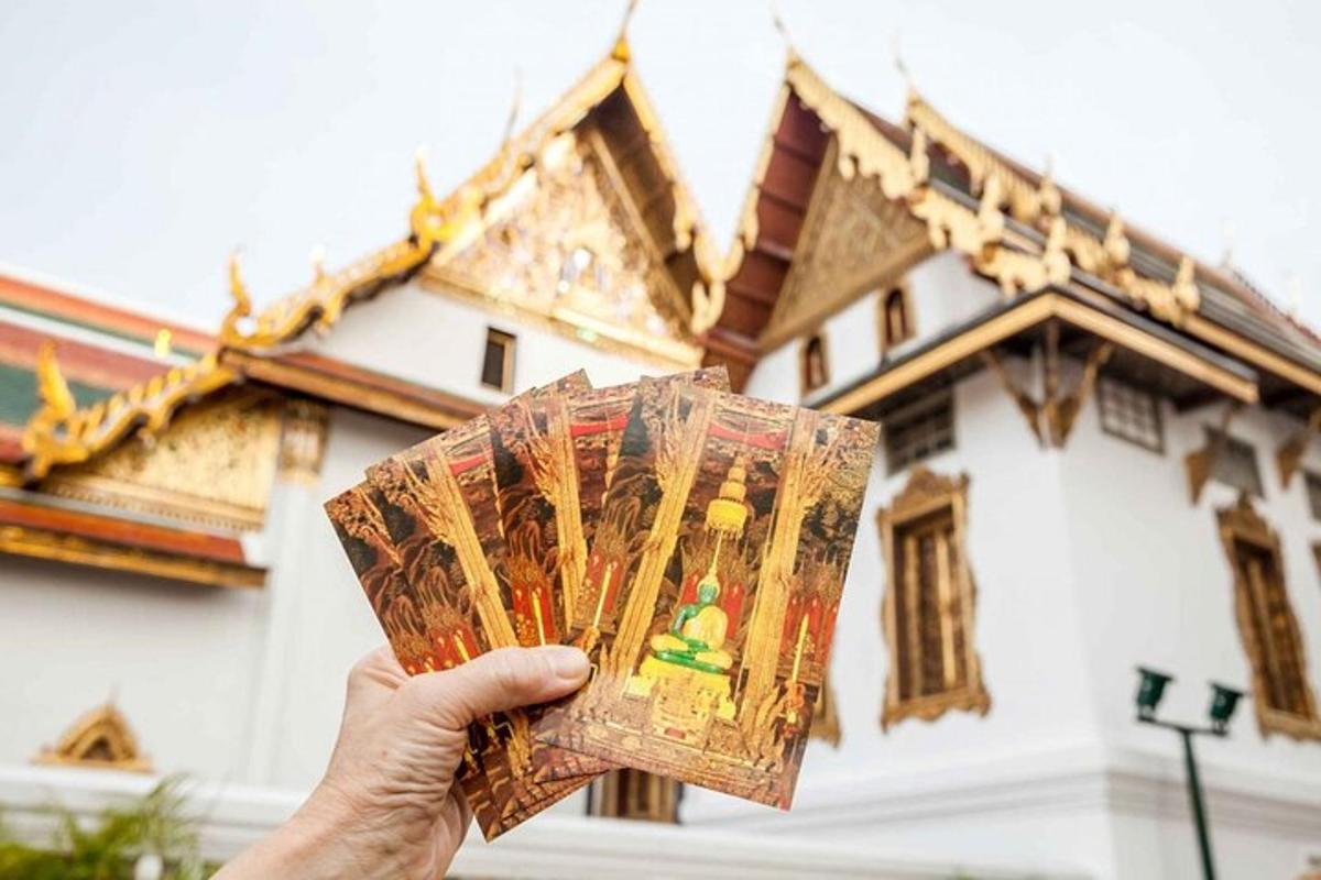 một người đang giơ một bức tranh trước một tòa nhà