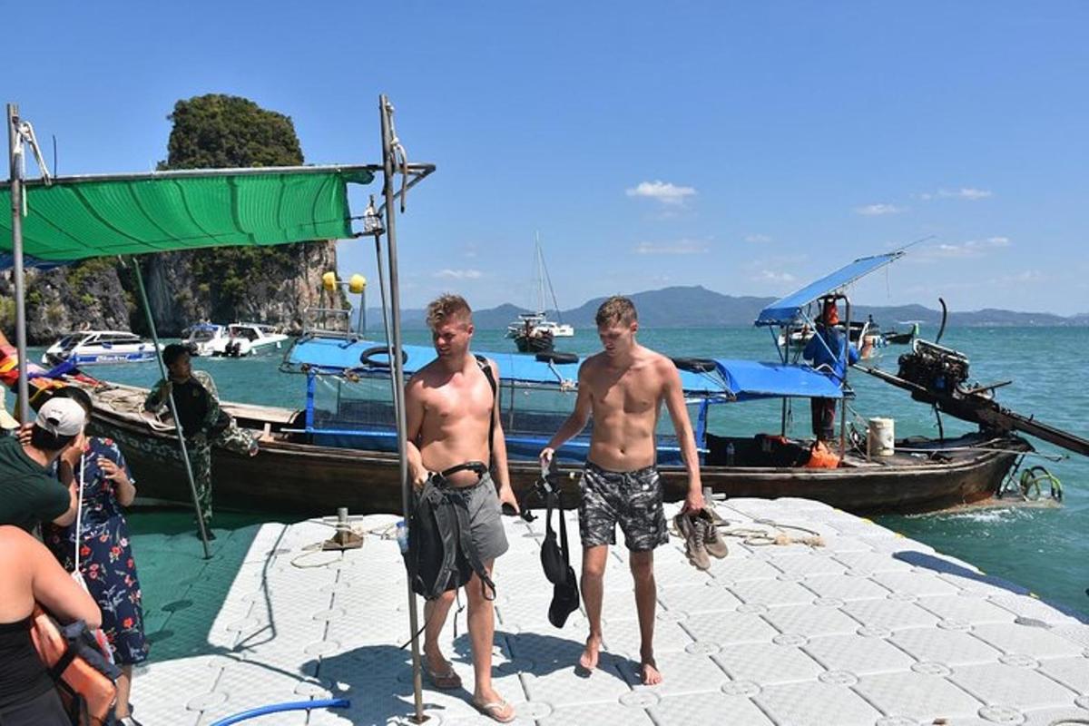 ボートを持って桟橋に立っている二人の男性