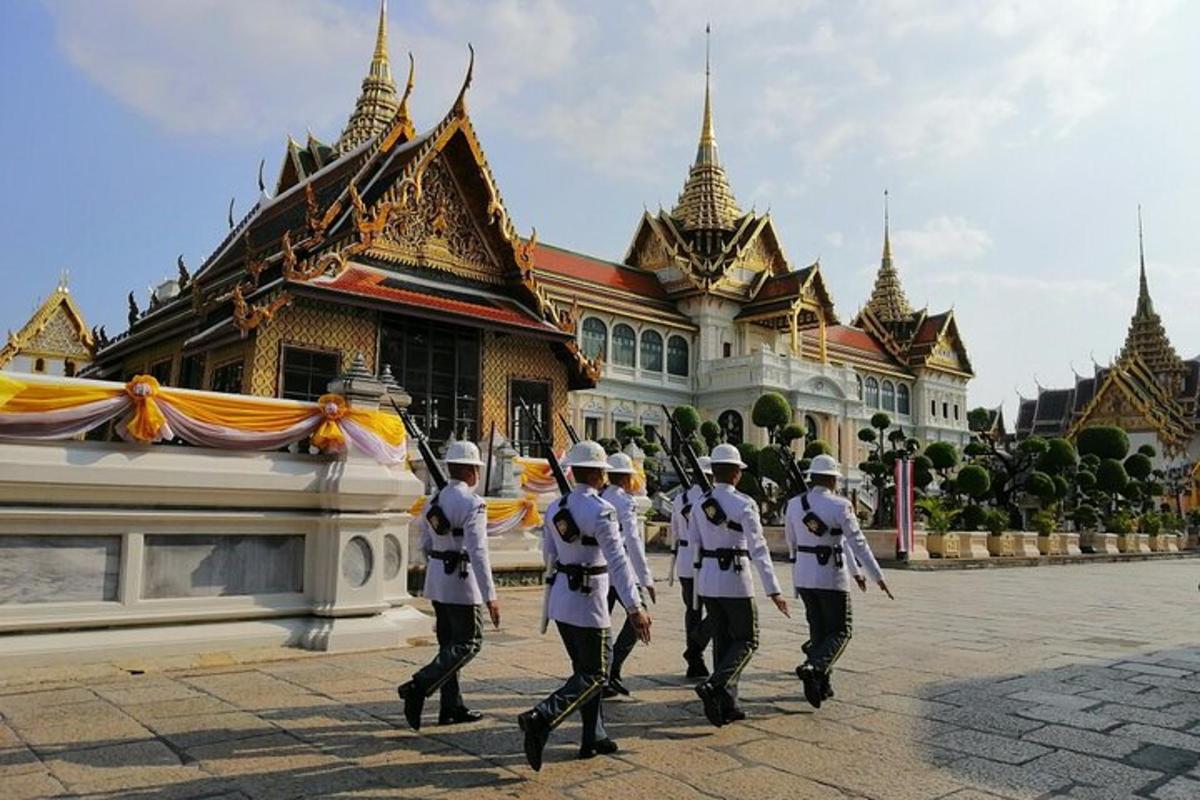 một nhóm lính mặc quân phục đang đi bộ trước một tòa nhà