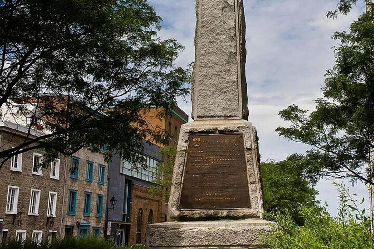 um alto monumento de pedra em frente a um edifício