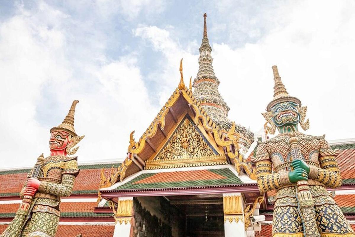 hai bức tượng đứng trước một tòa nhà
