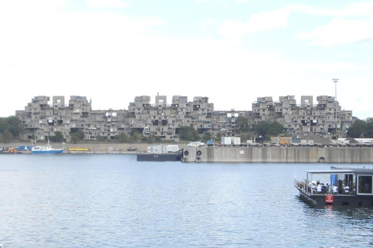 um barco em um corpo d'água com edifícios ao fundo