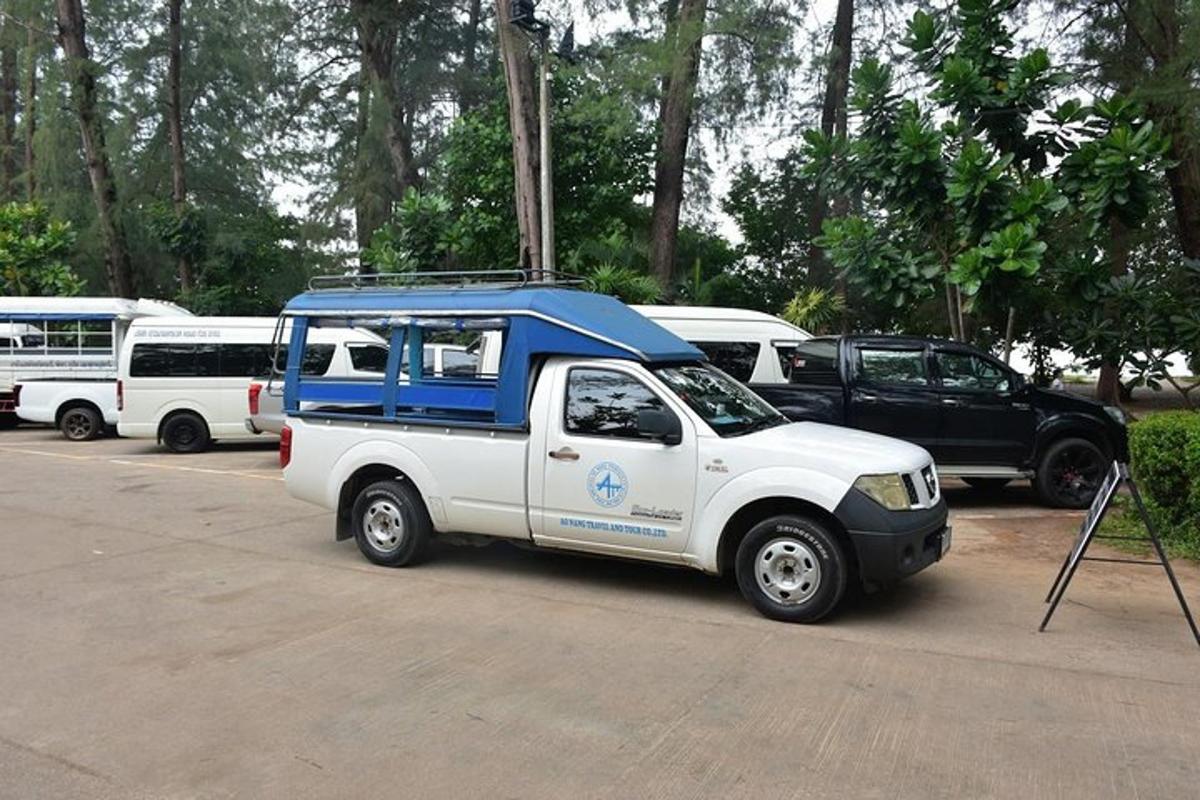um caminhão branco e azul estacionado em um estacionamento