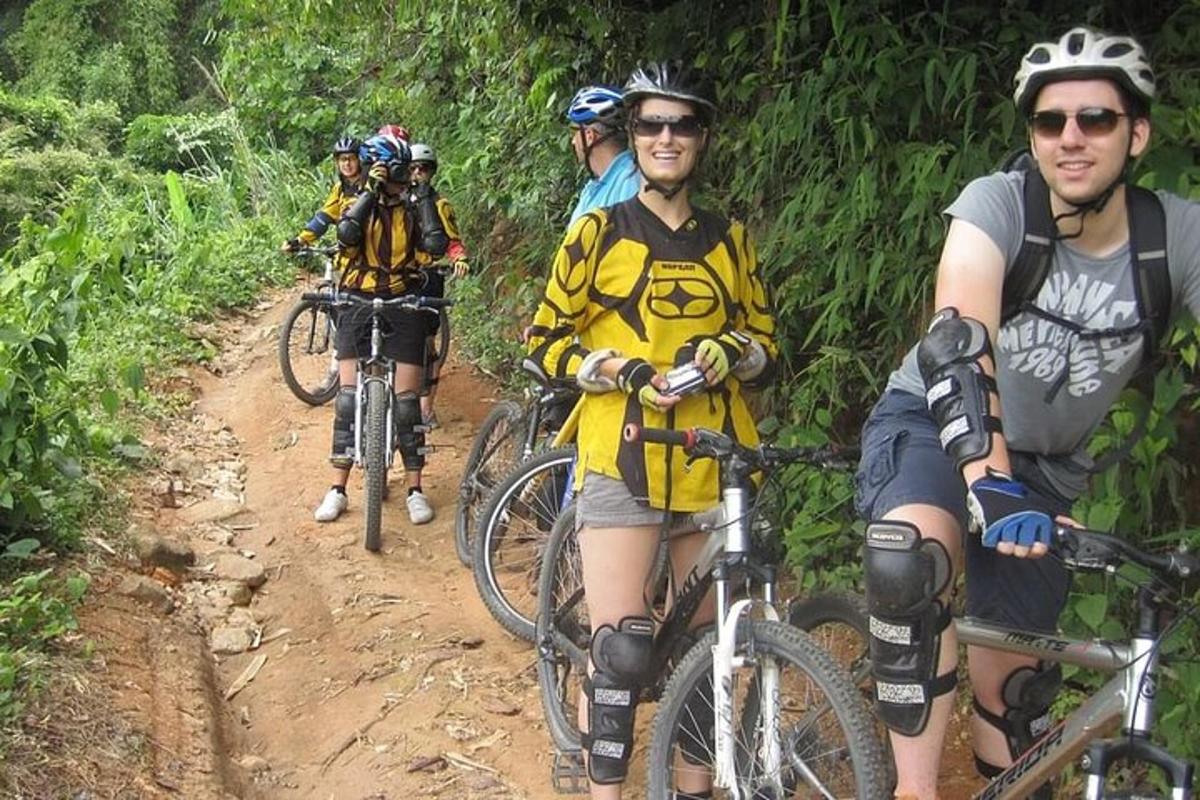 một nhóm người đang đạp xe trên đường mòn đất