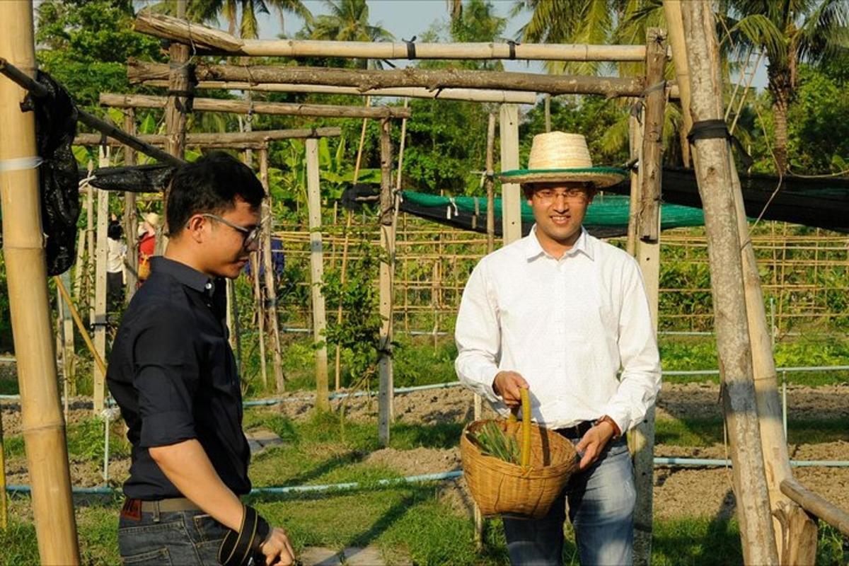 Un hombre con sombrero de pie junto a otro hombre.