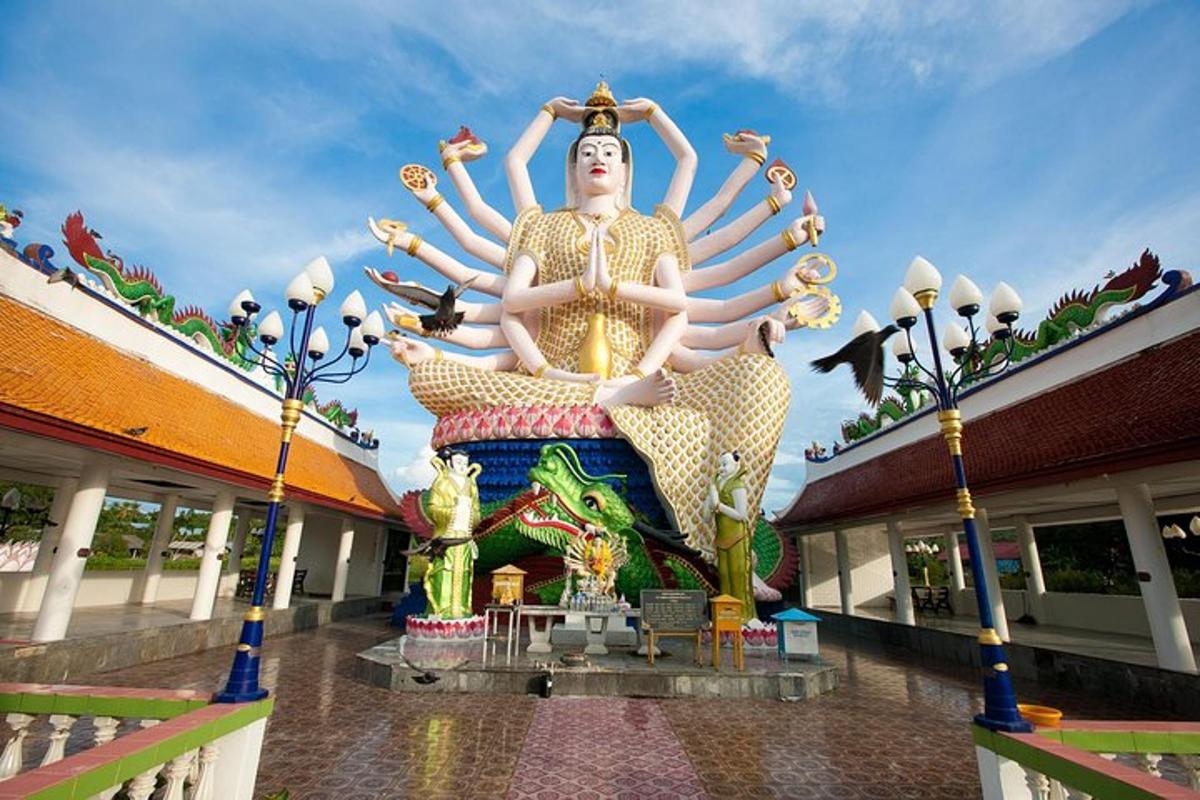 patung besar di depan sebuah gedung