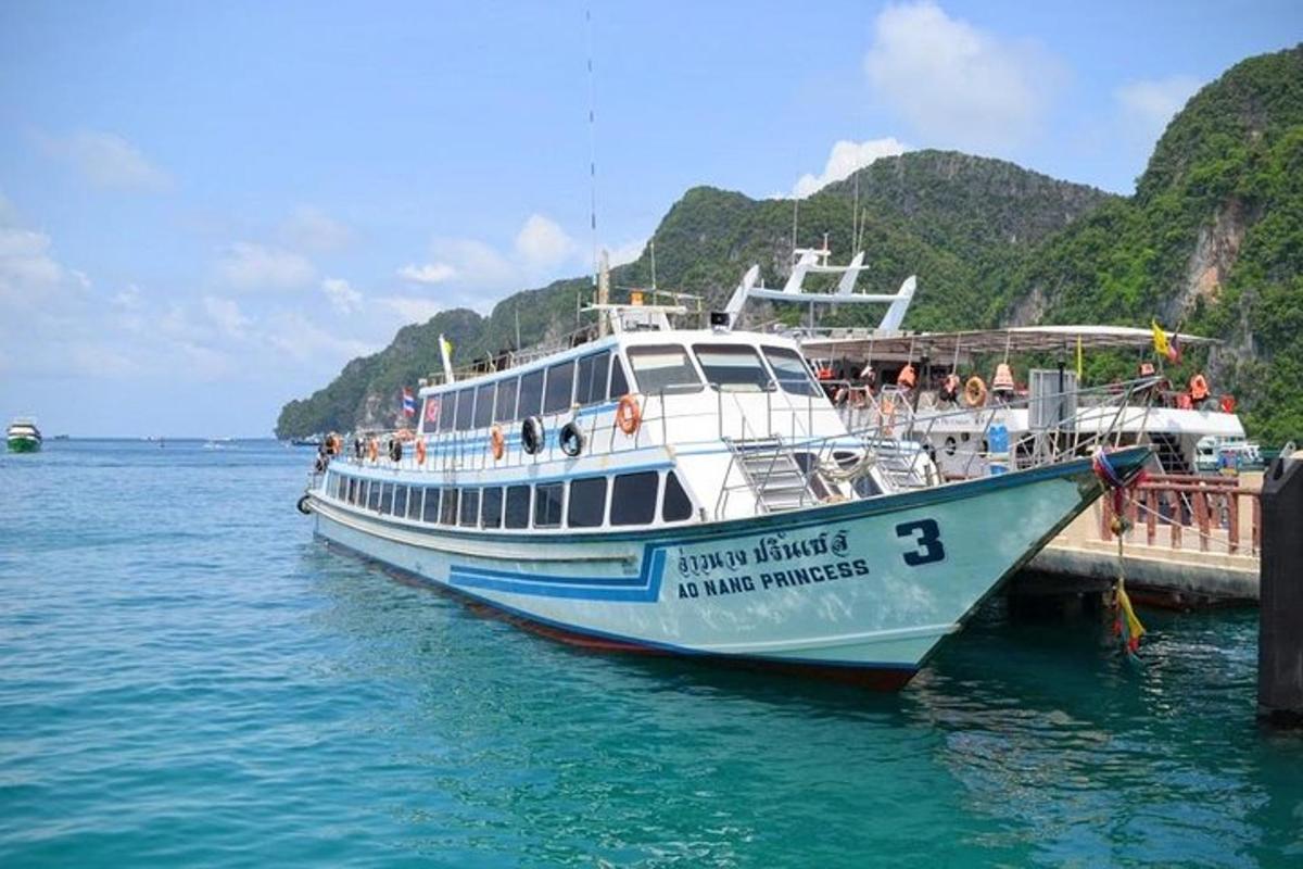 um barco está atracado em um cais na água