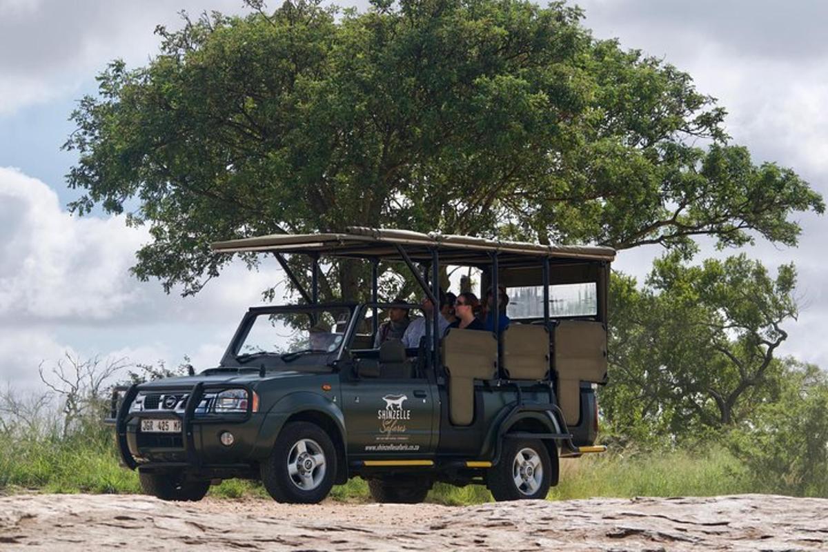 un jeep verde circulando por un camino de tierra