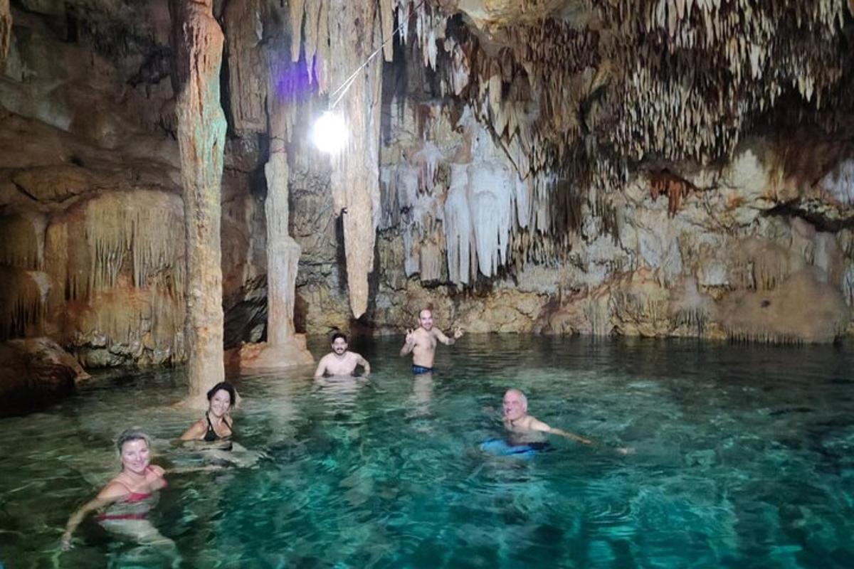một nhóm người trong nước trong hang động
