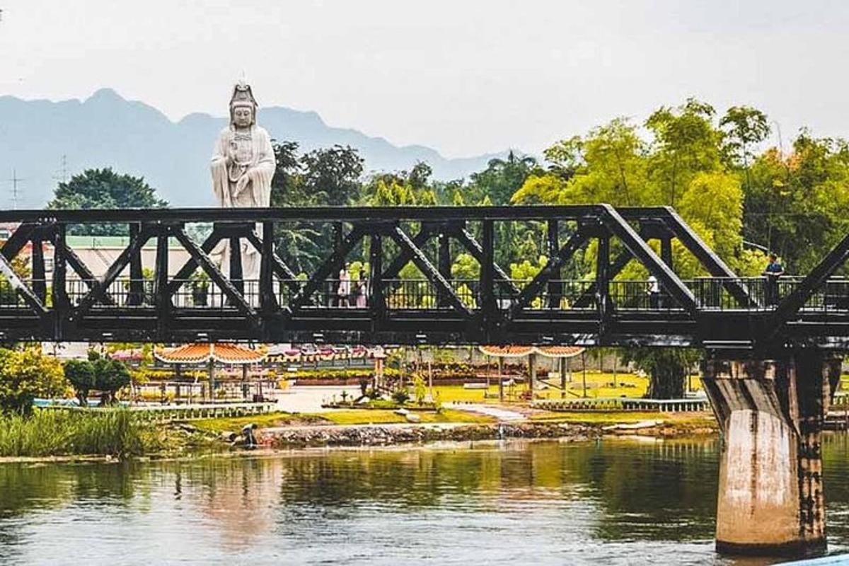un ponte sopra un fiume con una statua sopra