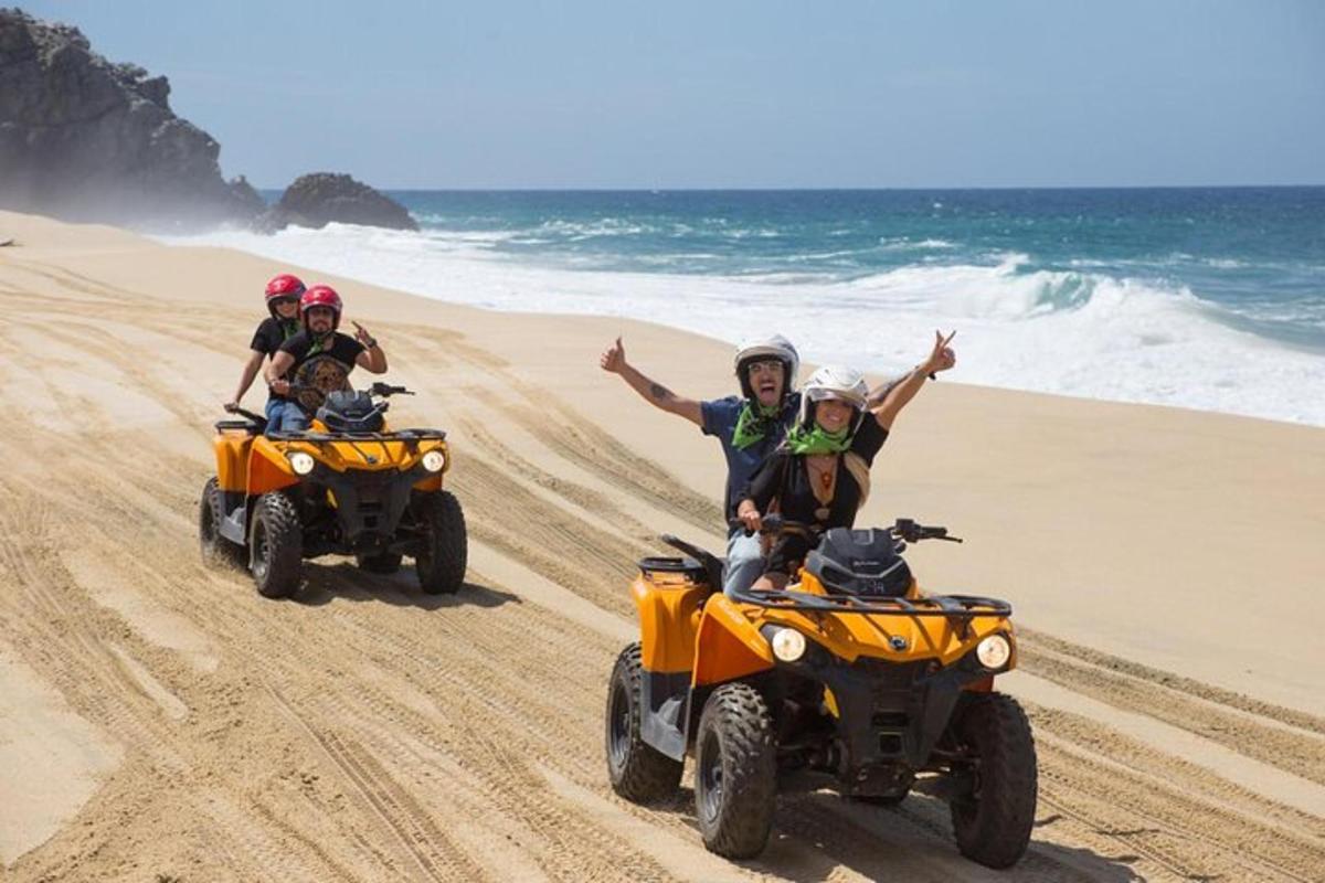 sekelompok orang mengendarai ATV di pantai