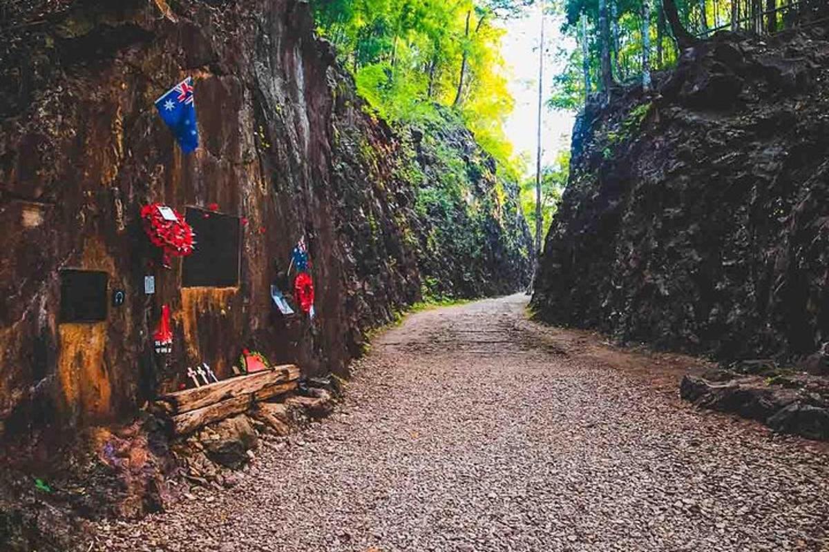 dinding batu dengan jalan tanah di sebelah gunung