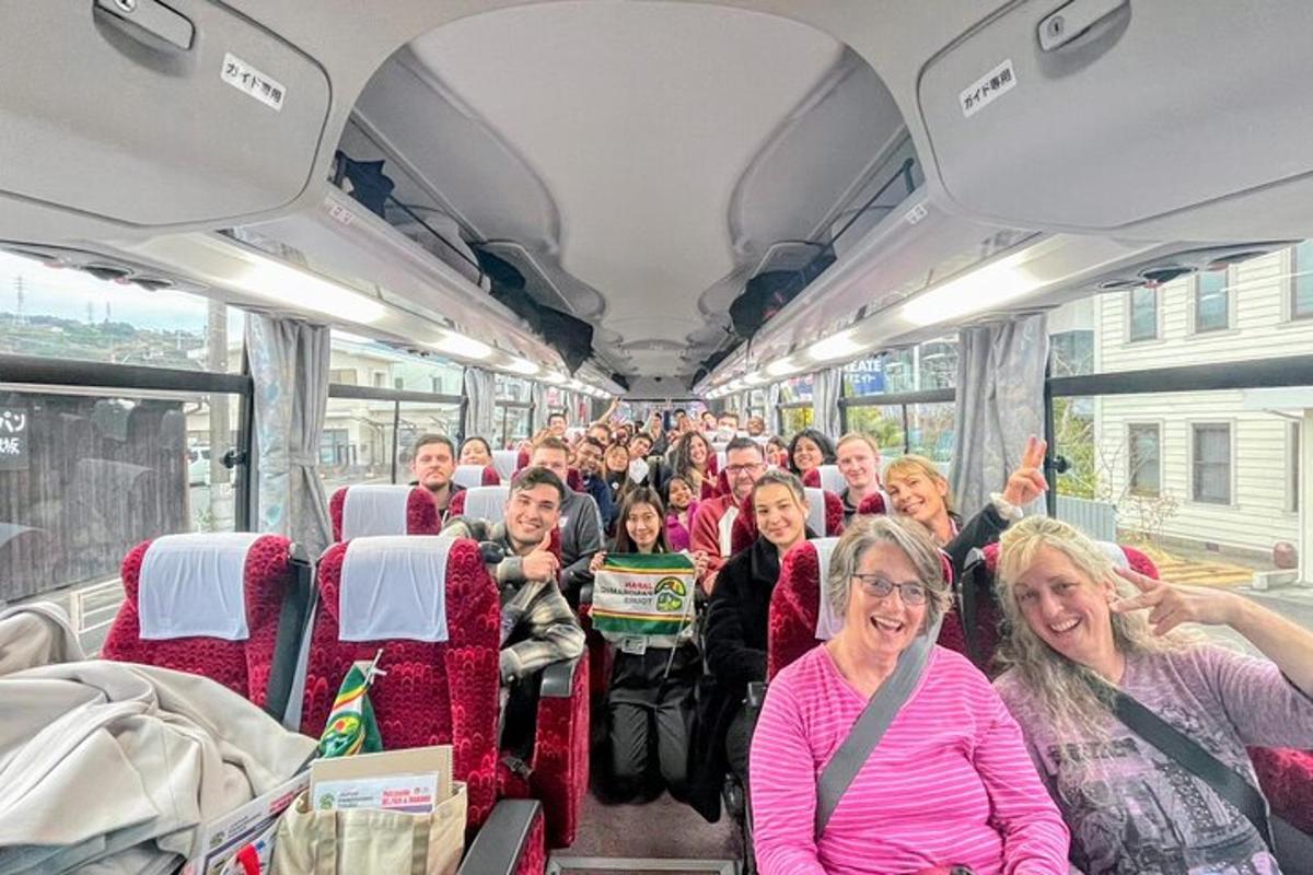 skupina ljudi, ki sedijo na avtobusu
