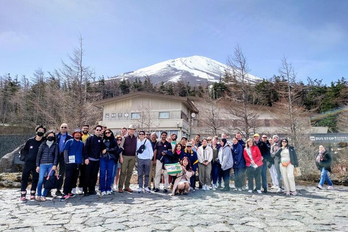 un gruppo di persone in posa per una foto davanti a una montagna