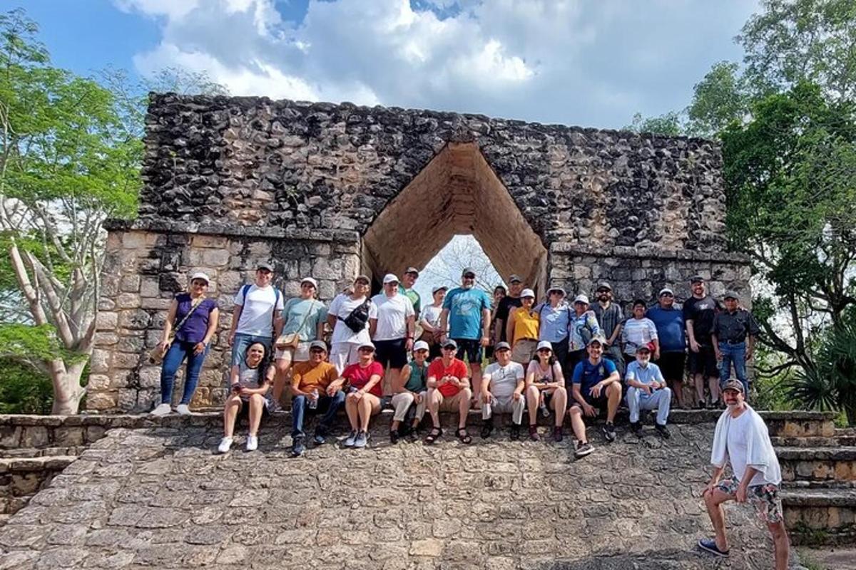 un grup de persones posant davant d'un edifici de pedra