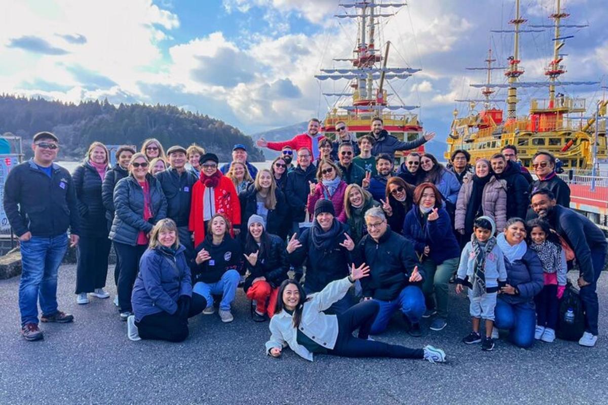 un gruppo di persone in posa per una foto su una nave