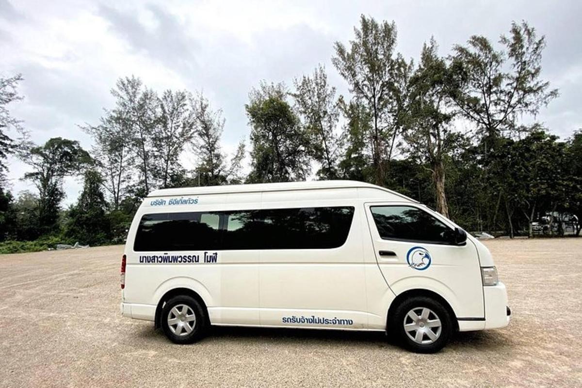bel kombi parkiran na parkirišču