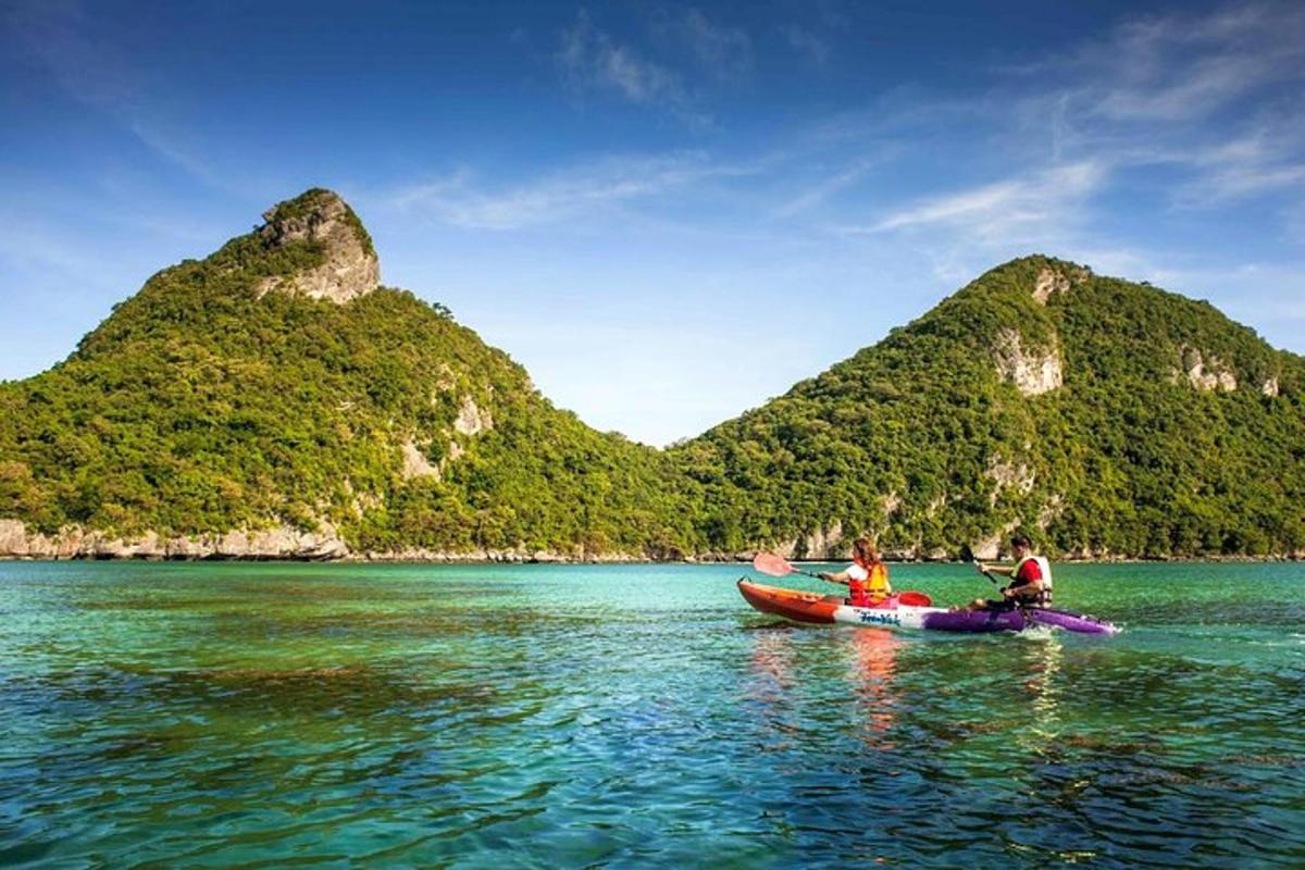 due persone in kayak in acqua vicino alle montagne