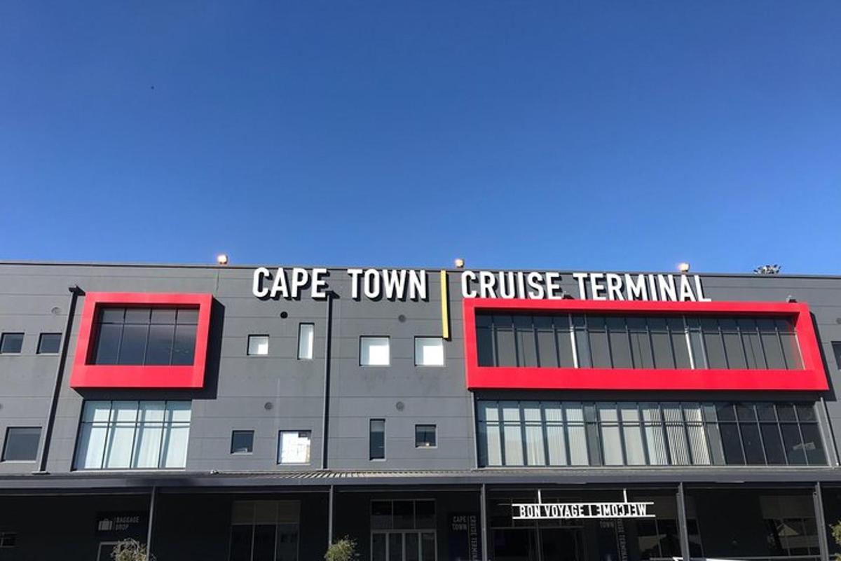Un edificio con un cartel que dice "Ciudad del Cabo no será terminal de cruceros".