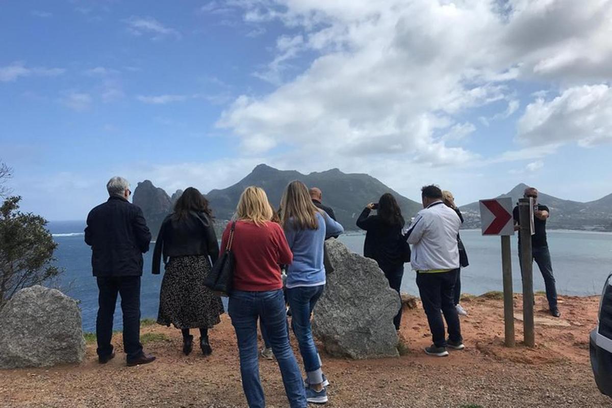 grupp inimesi, kes seisavad mäe tipus