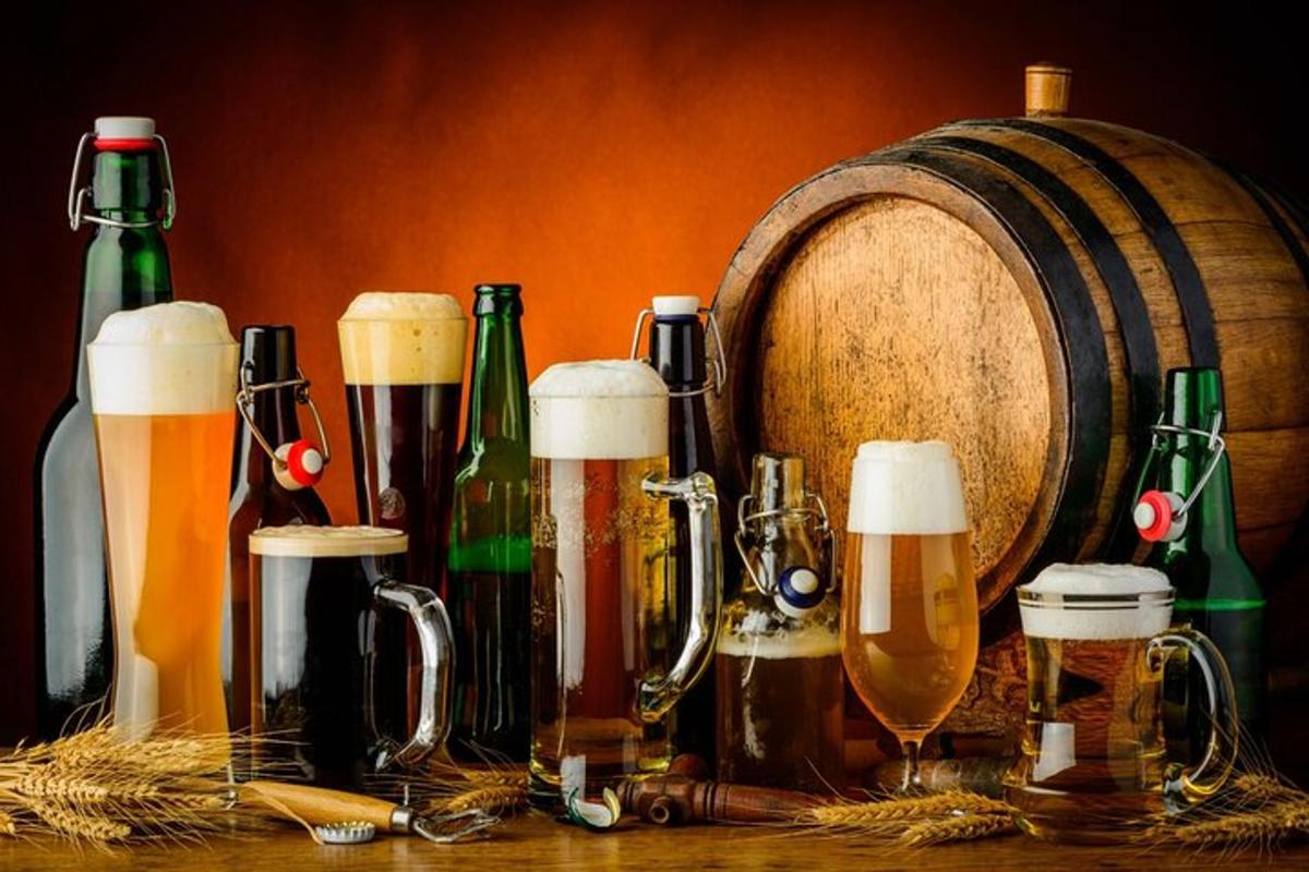 một nhóm chai bia và một thùng
