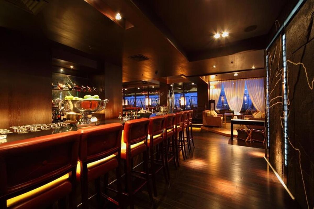 một quầy bar có một hàng ghế trong một nhà hàng