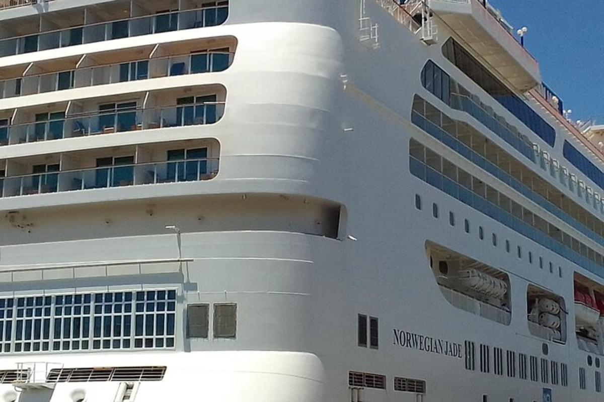 Un crucero está atracado en un puerto