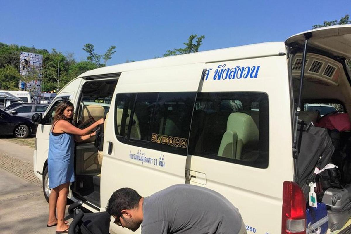 Una mujer sale de una camioneta blanca