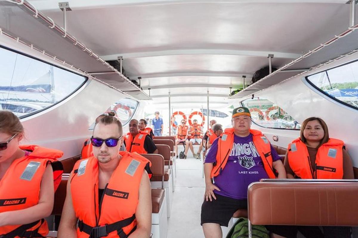 Un grupo de personas con chalecos salvavidas en un barco.