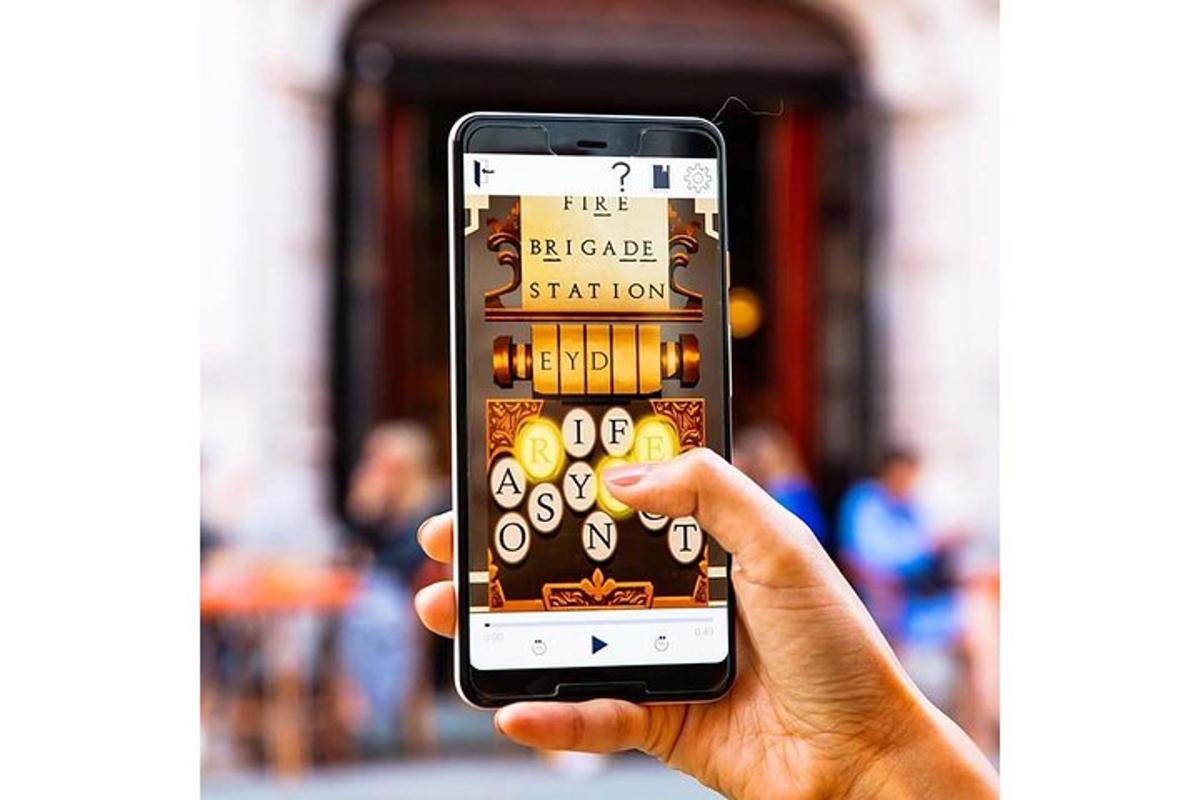 osoba držící v ruce mobilní telefon