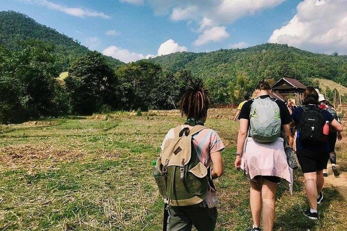 um grupo de pessoas caminhando por um campo gramado