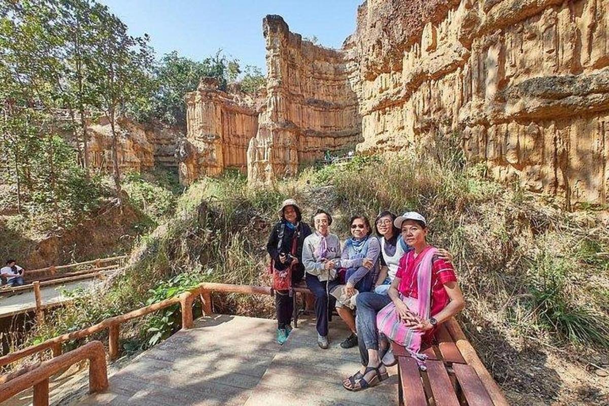 um grupo de pessoas posando para uma foto no Grand Canyon