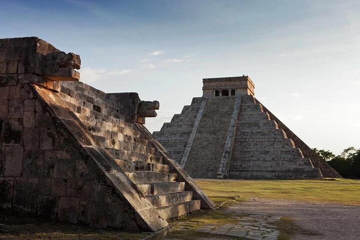 velká kamenná zeď se schodištěm vedoucím k pyramidě