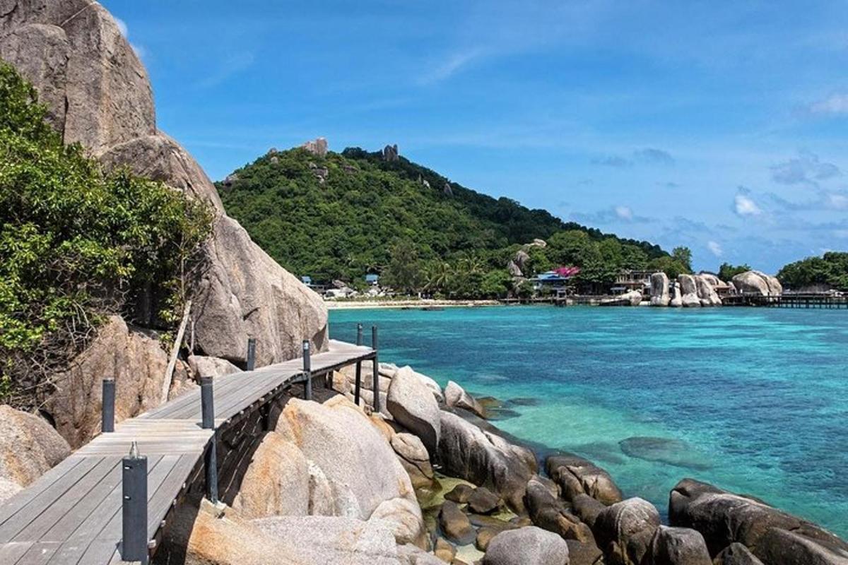 jambatan di atas air di sebelah pantai