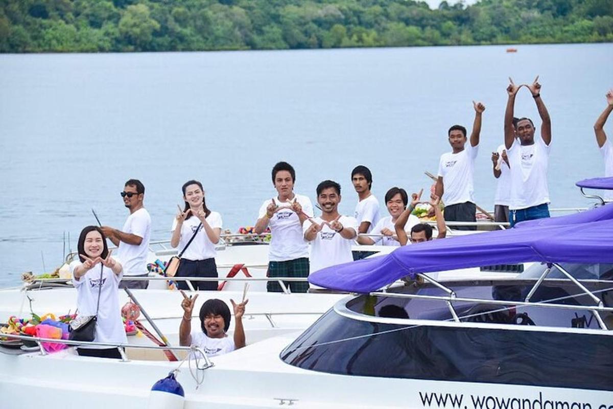 isang grupo ng mga tao sa isang bangka sa tubig
