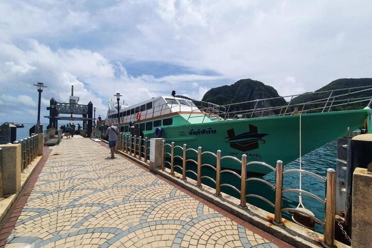 ein grünes Boot liegt an einem Pier
