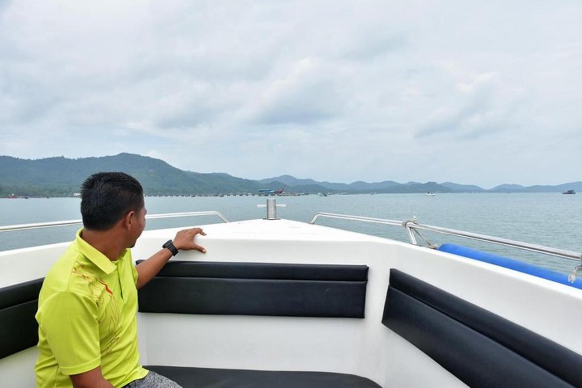 un hombre sentado en la parte delantera de un barco