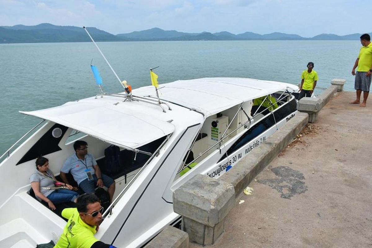 Un grupo de personas sentadas en un barco en un muelle